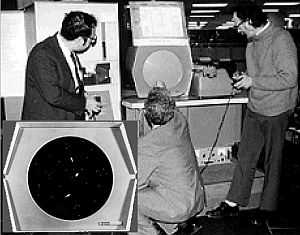 PDP-1. Pierwszy z prawej Steve Russell. W małym okienku Spacewar! 